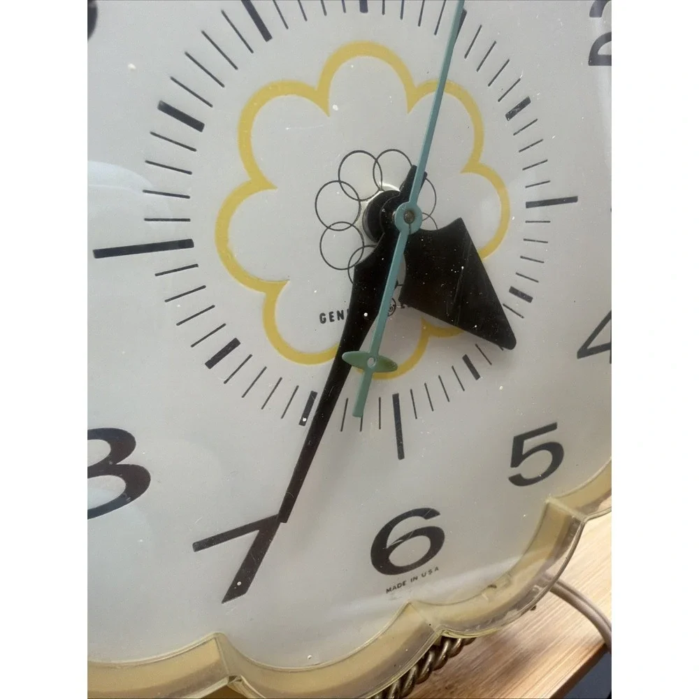 Vintage Yellow Daisy General Electric MCM Wall Clock Model 2150 Works Made in US